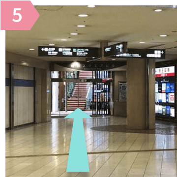「JRE梅田スクエアビル」エントランスから入り、エレベーターで8Fへ。